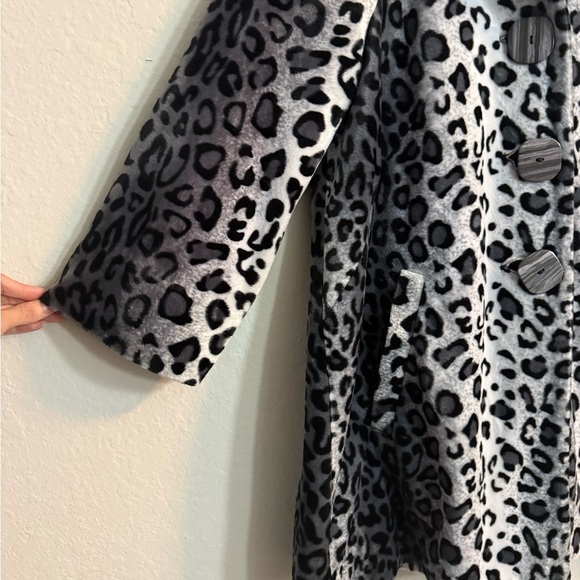 Anthropologie Aunt Wanda Grey Faux Fur Snow Leopard Print 3/4 Sleeve Jacket - Picture 3 of 10